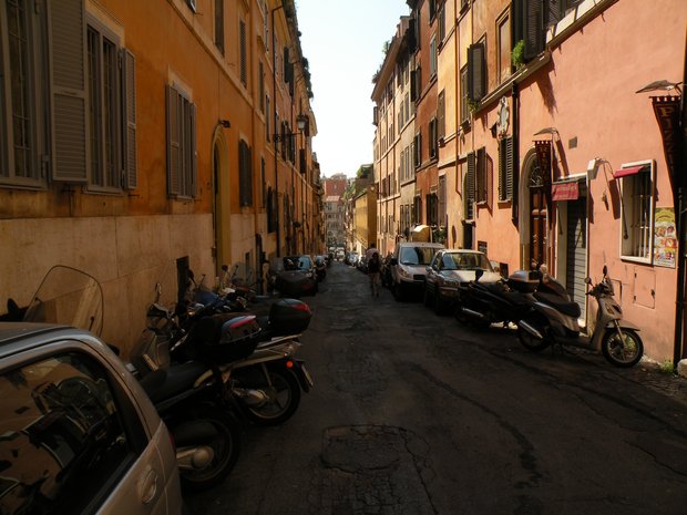  scooters et voitures dans une ruelle